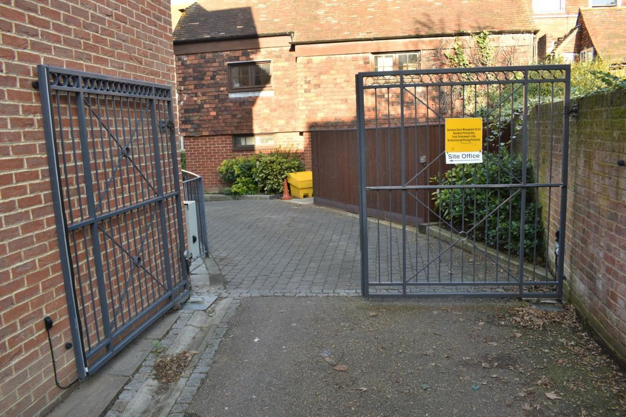 Super Funky Spire View Cottage - Free Gated Parking - Ultra Wifi Canterbury Eksteriør billede